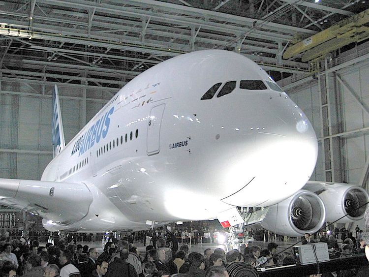 Airbus exposé dans un hangar.